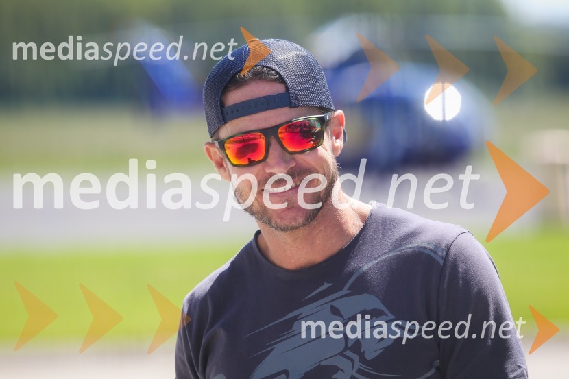  Felix Baumgartner, ekstremni padalec in akrobatski pilotThe Flying Bulls, trening pilotov in letal Red Bull v Mariboru