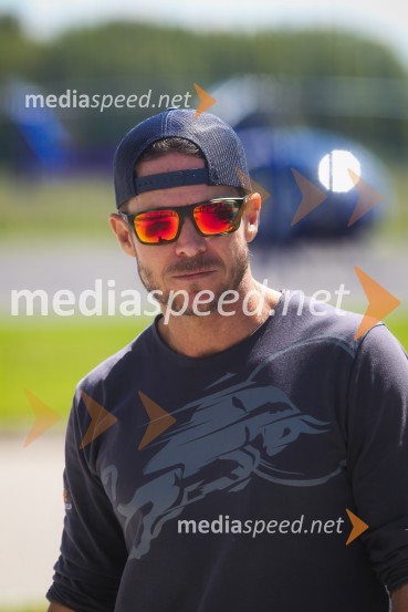  Felix Baumgartner, ekstremni padalec in akrobatski pilotThe Flying Bulls, trening pilotov in letal Red Bull v Mariboru