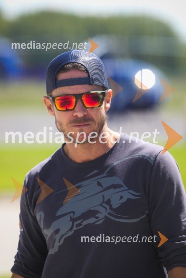  Felix Baumgartner, ekstremni padalec in akrobatski pilotThe Flying Bulls, trening pilotov in letal Red Bull v Mariboru