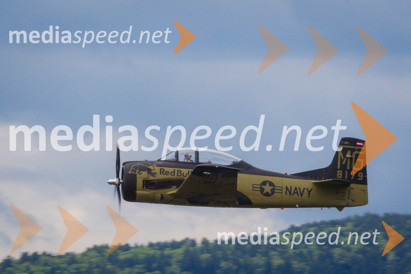 T28 Trojan / OE-ESAThe Flying Bulls, trening pilotov in letal Red Bull v Mariboru