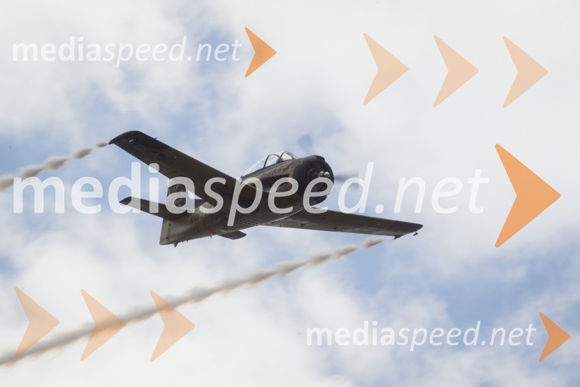 T28 Trojan / OE-ESAThe Flying Bulls, trening pilotov in letal Red Bull v Mariboru