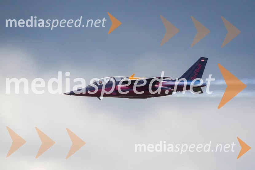 Alpha-Jet 2 / OE-FRBThe Flying Bulls, trening pilotov in letal Red Bull v Mariboru