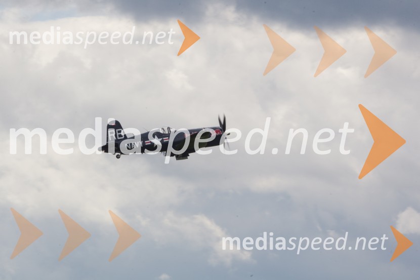 F4U Corsair / OE-EASThe Flying Bulls, trening pilotov in letal Red Bull v Mariboru