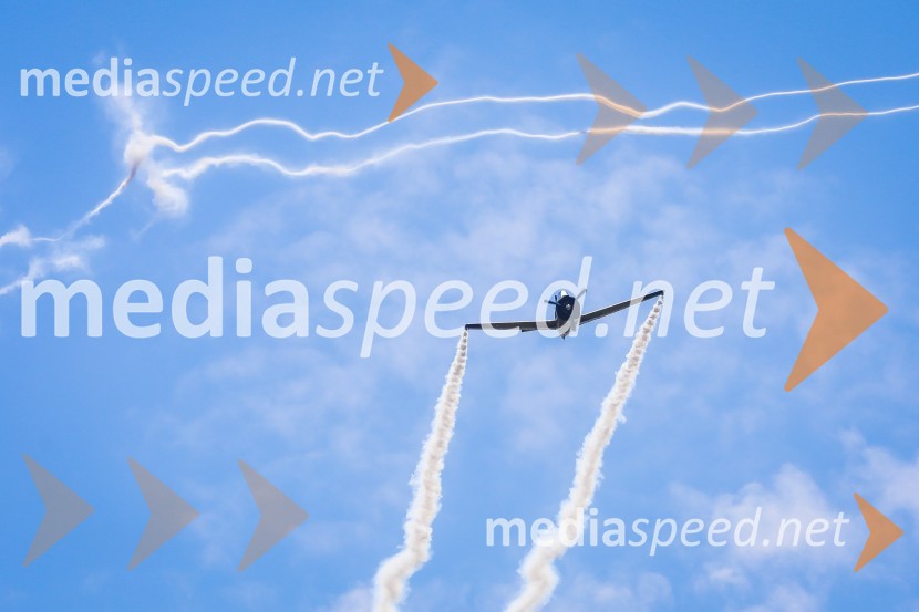 F4U Corsair / OE-EASThe Flying Bulls, trening pilotov in letal Red Bull v Mariboru