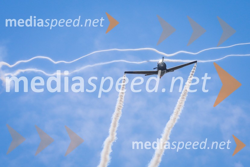 F4U Corsair / OE-EASThe Flying Bulls, trening pilotov in letal Red Bull v Mariboru