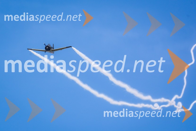 F4U Corsair / OE-EASThe Flying Bulls, trening pilotov in letal Red Bull v Mariboru