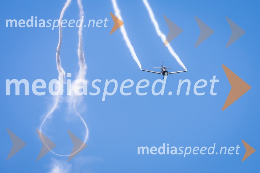 F4U Corsair / OE-EASThe Flying Bulls, trening pilotov in letal Red Bull v Mariboru