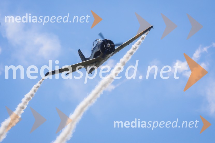 F4U Corsair / OE-EASThe Flying Bulls, trening pilotov in letal Red Bull v Mariboru