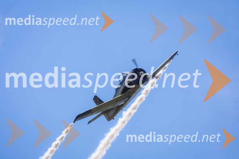 F4U Corsair / OE-EASThe Flying Bulls, trening pilotov in letal Red Bull v Mariboru