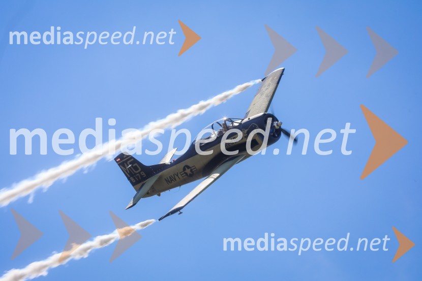 F4U Corsair / OE-EASThe Flying Bulls, trening pilotov in letal Red Bull v Mariboru