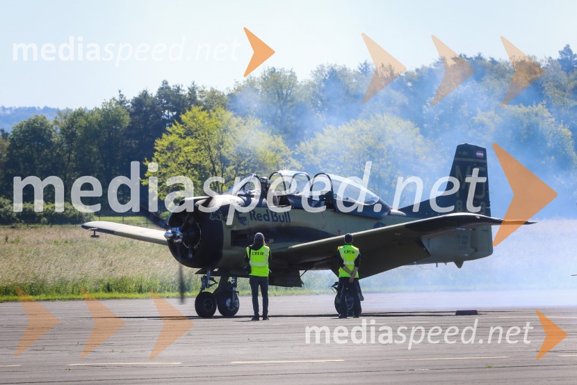 F4U Corsair / OE-EASThe Flying Bulls, trening pilotov in letal Red Bull v Mariboru