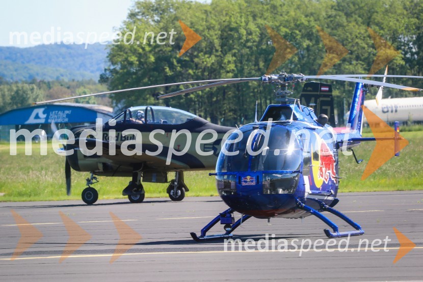 Helikopter BO-105C / D-HTDM in F4U Corsair / OE-EASThe Flying Bulls, trening pilotov in letal Red Bull v Mariboru