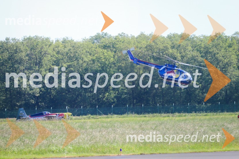 Helikopter BO-105C / D-HTDM in akrobatsko letalo EDGE 540 / N544ARThe Flying Bulls, trening pilotov in letal Red Bull v Mariboru