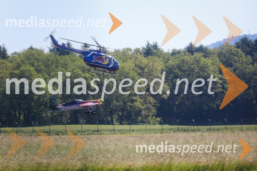 Helikopter BO-105C / D-HTDM in akrobatsko letalo EDGE 540 / N544ARThe Flying Bulls, trening pilotov in letal Red Bull v Mariboru