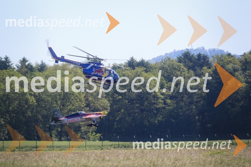 Helikopter BO-105C / D-HTDM in akrobatsko letalo EDGE 540 / N544ARThe Flying Bulls, trening pilotov in letal Red Bull v Mariboru