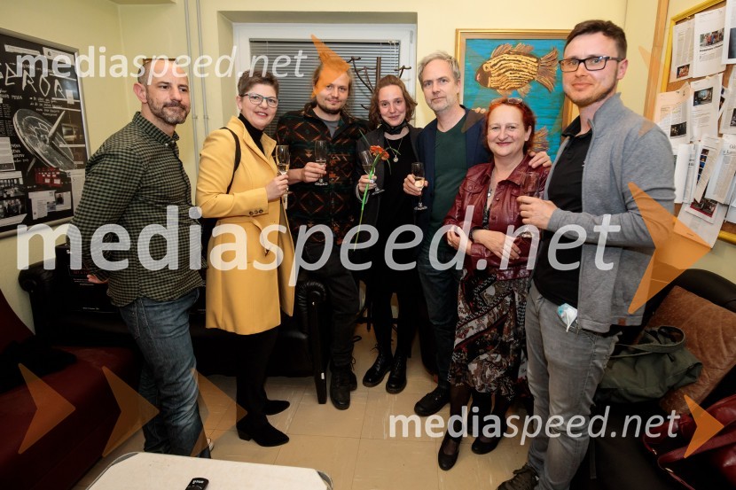  Iztok Drabik Jug, igralec;  Mirjam Drnovšček, direktorica Prešernovega gledališča Kranj;  Žiga  Divjak, režiser;  Katarina Morano, režiserka, dramaturginja;  Igor Vasiljev, scenograf;  Marinka Poštrak,  umetniški vodja, Prešernovo gledališče Kranj;  Nejc  Plevnik,  lučni mojsterKONS: Novi dobi, premiera, Prešernovo gledališče Kranj