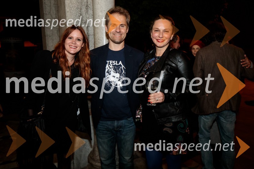  Eva Belčič, vodja marketinga in odnosov z javnostmi PGK;  Milan Golob, vodja marketinga in odnosov z javnostmi PGK;  Gaja Kryštufek Gostiša, poslovna sekretarka, Prešernovo Gledališče KranjKONS: Novi dobi, premiera, Prešernovo gledališče Kranj