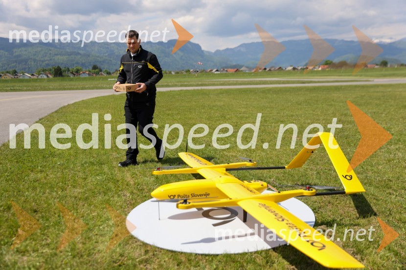 Pošta Slovenije predstavila dron za prenos paketov