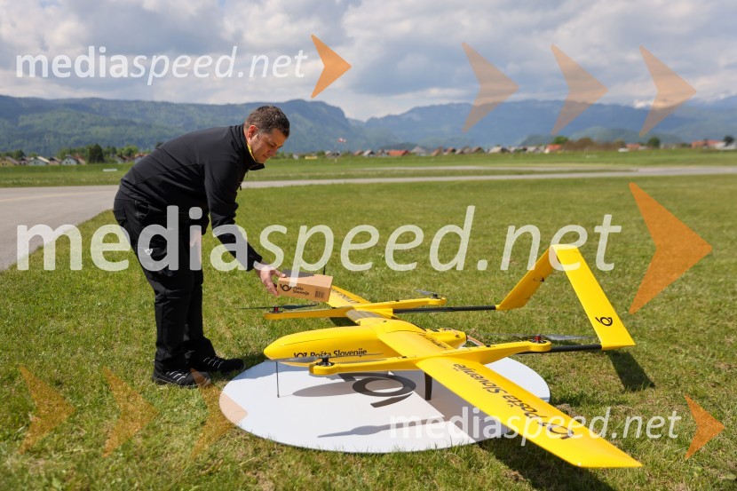 Pošta Slovenije predstavila dron za prenos paketov