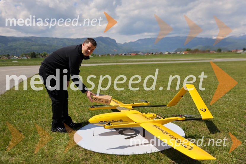 Pošta Slovenije predstavila dron za prenos paketov