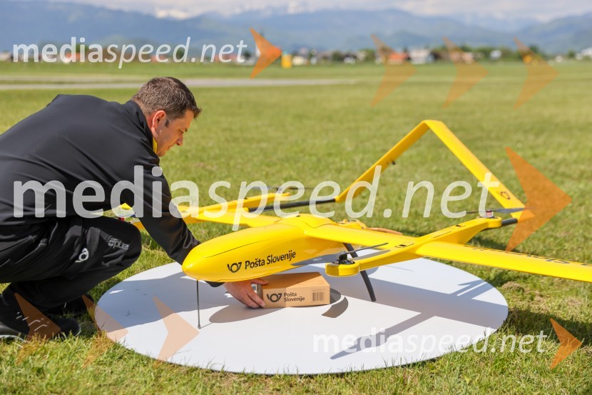 Pošta Slovenije predstavila dron za prenos paketov