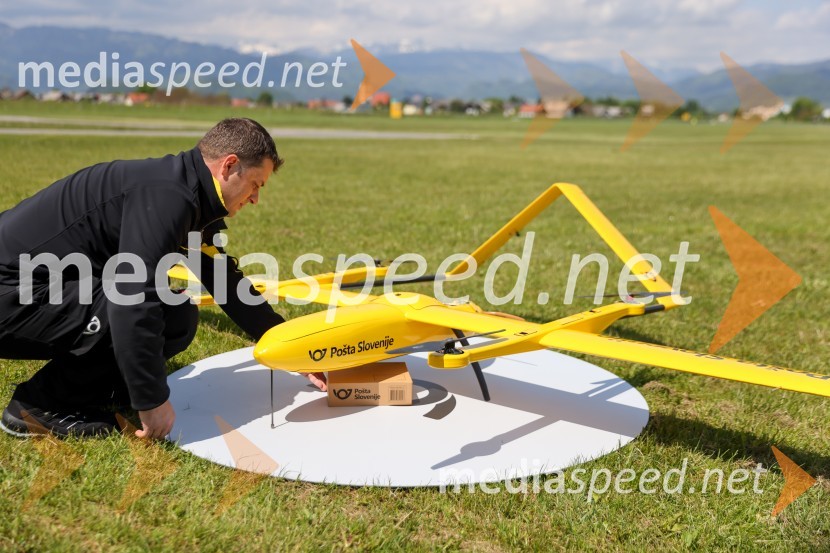 Pošta Slovenije predstavila dron za prenos paketov