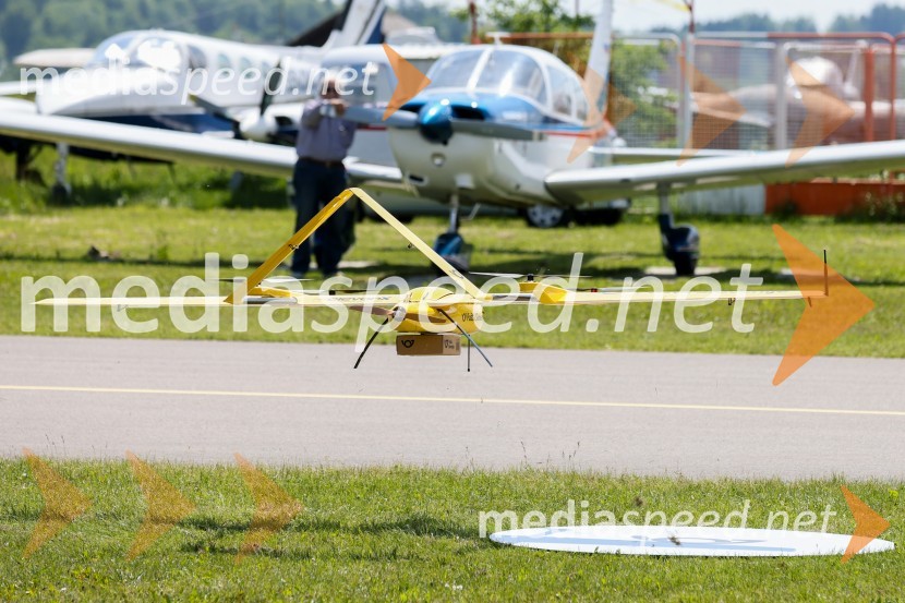 Pošta Slovenije predstavila dron za prenos paketov