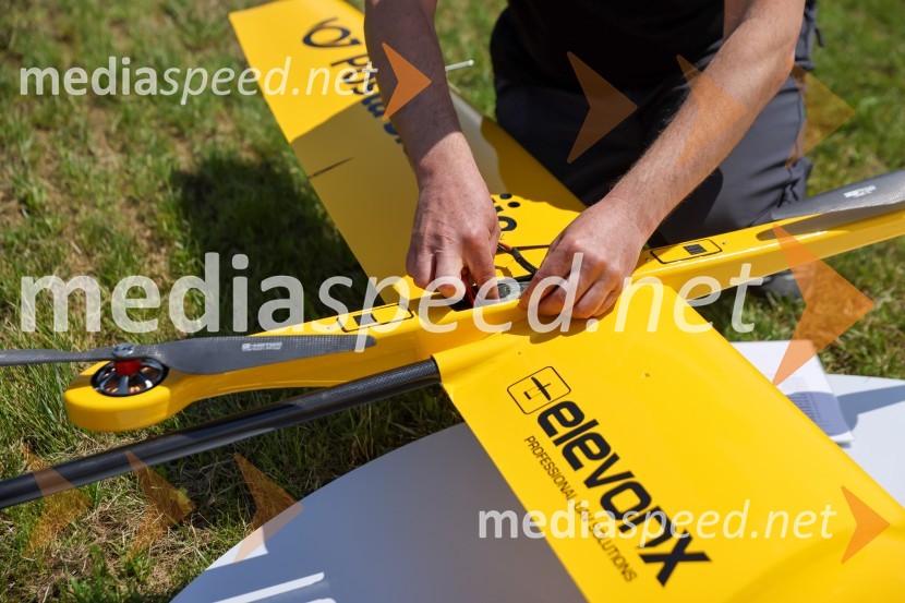 Pošta Slovenije predstavila dron za prenos paketov