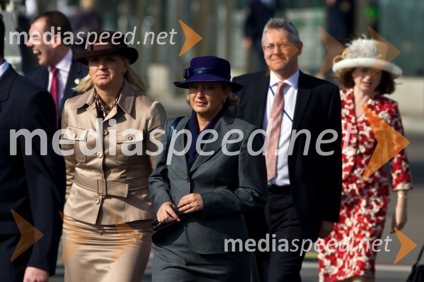 Angleška delegacija ob prihodu kraljice Elizabete II. in vojvode EdinburškegaObisk kraljice Elizabete II. in vojvode Edinburškega v Sloveniji - prvi dan (prihod in sprejem v Grand Hotelu Union)
