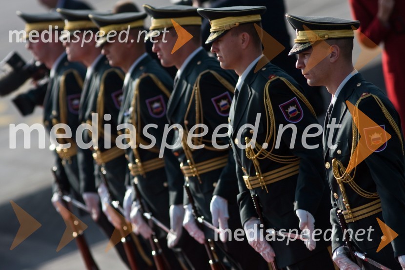Častna četa Slovenske vojskeObisk kraljice Elizabete II. in vojvode Edinburškega v Sloveniji - prvi dan (prihod in sprejem v Grand Hotelu Union)