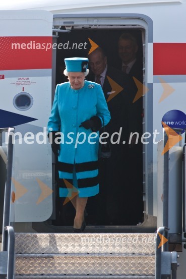 Kraljica Elizabeta II., v ozadju vojvoda EdinburškiObisk kraljice Elizabete II. in vojvode Edinburškega v Sloveniji - prvi dan (prihod in sprejem v Grand Hotelu Union)