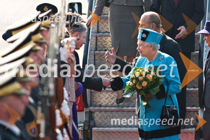 Kraljica Elizabeta II., v ozadju vojvoda EdinburškiObisk kraljice Elizabete II. in vojvode Edinburškega v Sloveniji - prvi dan (prihod in sprejem v Grand Hotelu Union)