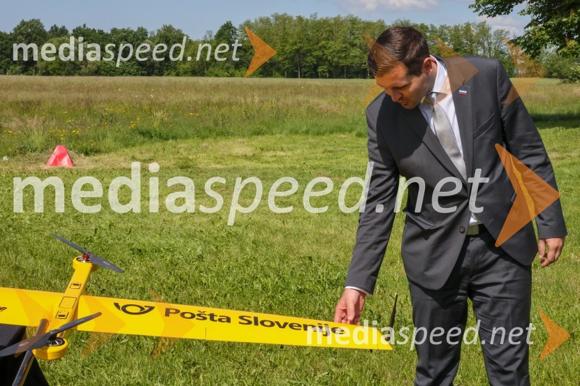Pošta Slovenije predstavila dron za prenos paketov