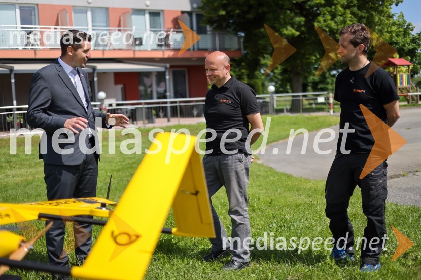 Pošta Slovenije predstavila dron za prenos paketov