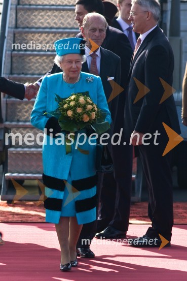 Kraljica Elizabeta II., v ozadju vojvoda EdinburškiObisk kraljice Elizabete II. in vojvode Edinburškega v Sloveniji - prvi dan (prihod in sprejem v Grand Hotelu Union)