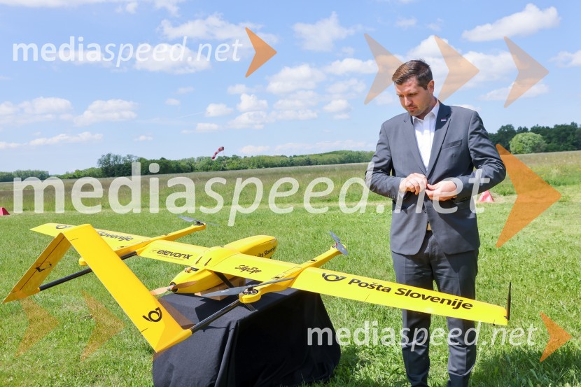 Pošta Slovenije predstavila dron za prenos paketov