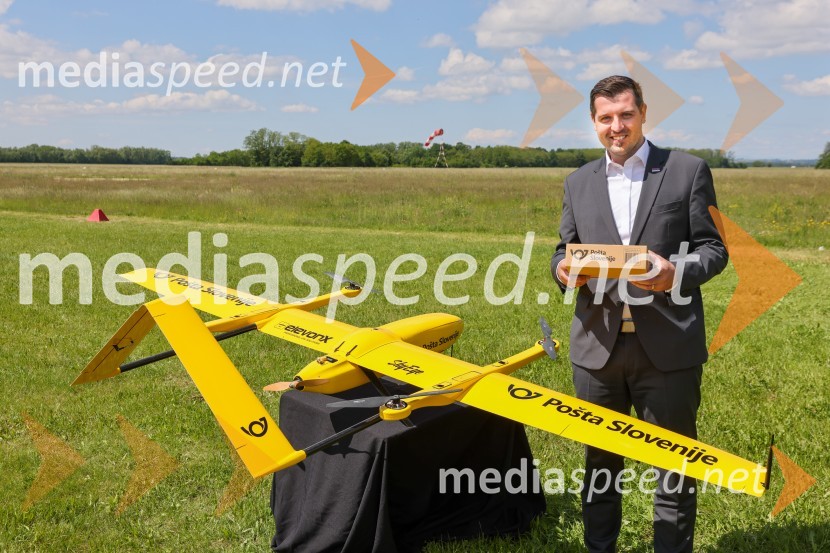 Pošta Slovenije predstavila dron za prenos paketov