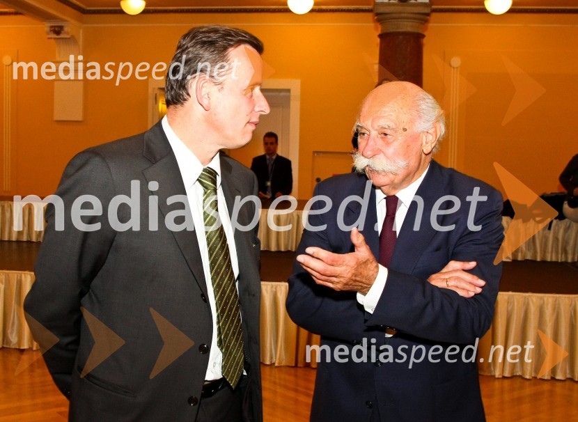 Bojan Šrot, župan Celja in predsednik SLS, ter Janez Stanovnik, nekdanji predsednik Predsedstva socialistične RSObisk kraljice Elizabete II. in vojvode Edinburškega v Sloveniji - prvi dan (prihod in sprejem v Grand Hotelu Union)