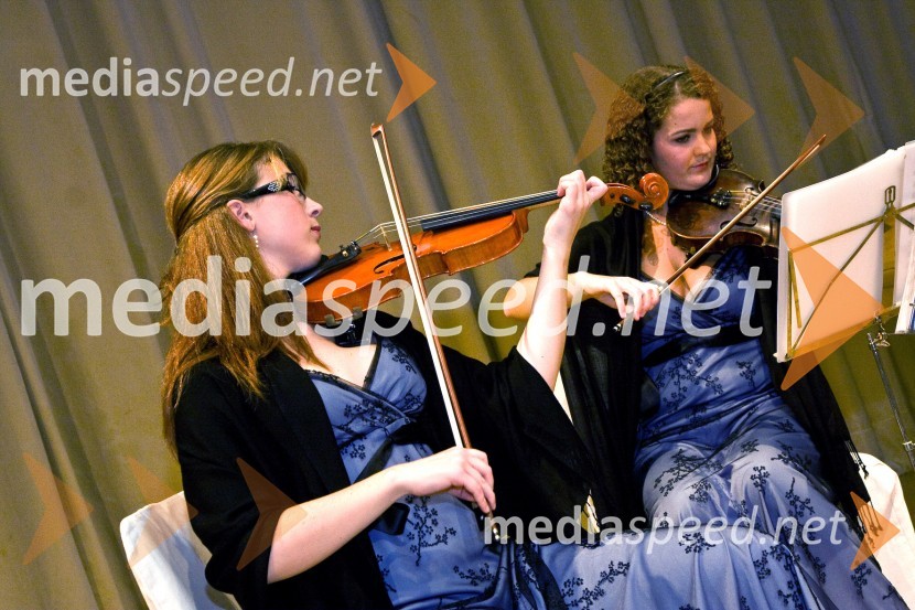 Sprejem kraljice Elizabete II. in vojvode Edinburške v Grand Hotelu UnionObisk kraljice Elizabete II. in vojvode Edinburškega v Sloveniji - prvi dan (prihod in sprejem v Grand Hotelu Union)