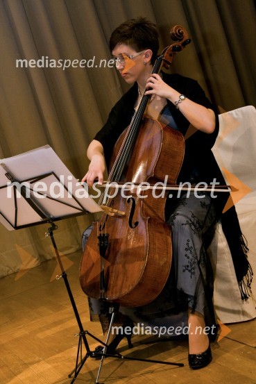 Sprejem kraljice Elizabete II. in vojvode Edinburške v Grand Hotelu UnionObisk kraljice Elizabete II. in vojvode Edinburškega v Sloveniji - prvi dan (prihod in sprejem v Grand Hotelu Union)