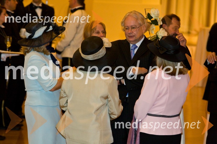 Matjaž Šinkovec, nekdanji direktor SOVE v pogovoru z angleškimi gostjamiObisk kraljice Elizabete II. in vojvode Edinburškega v Sloveniji - prvi dan (prihod in sprejem v Grand Hotelu Union)