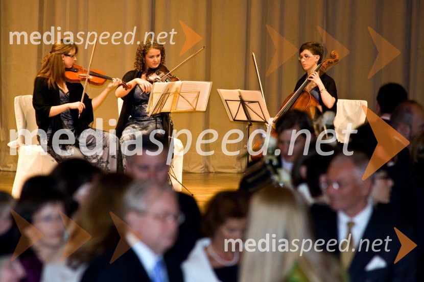 Sprejem kraljice Elizabete II. in vojvode Edinburške v Grand Hotelu UnionObisk kraljice Elizabete II. in vojvode Edinburškega v Sloveniji - prvi dan (prihod in sprejem v Grand Hotelu Union)