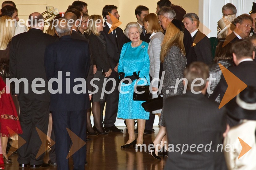 Sprejem kraljice Elizabete II. in vojvode Edinburške v Grand Hotelu UnionObisk kraljice Elizabete II. in vojvode Edinburškega v Sloveniji - prvi dan (prihod in sprejem v Grand Hotelu Union)