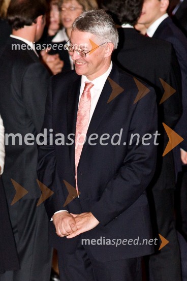 Tim Simmons, veleposlanik Združenega Kraljestva Velike Britanije in Severne IrskeObisk kraljice Elizabete II. in vojvode Edinburškega v Sloveniji - prvi dan (prihod in sprejem v Grand Hotelu Union)