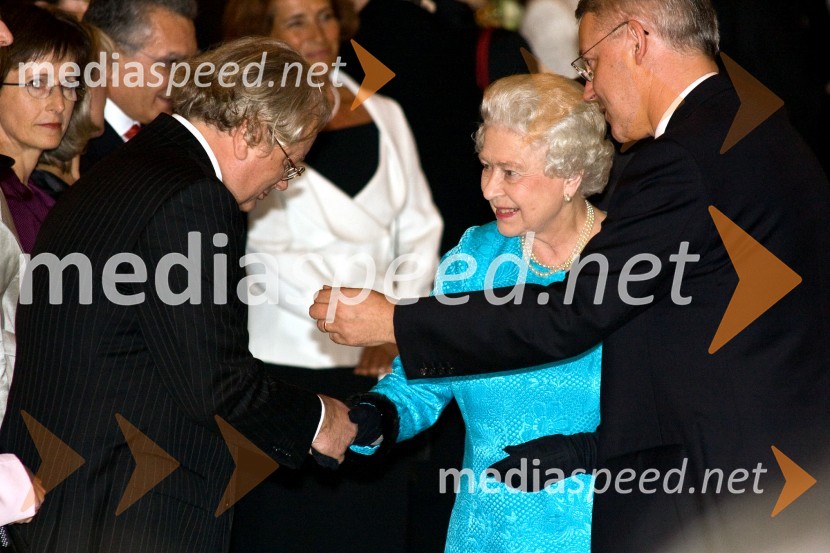 Matjaž Šinkovec, nekdanji direktor Sove, kraljica Elizabeta II. in Tim Simmons, veleposlanik Združenega Kraljestva Velike Britanije in Severne IrskeObisk kraljice Elizabete II. in vojvode Edinburškega v Sloveniji - prvi dan (prihod in sprejem v Grand Hotelu Union)