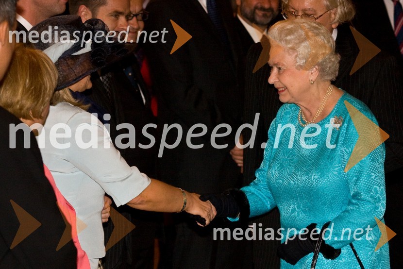 Sprejem kraljice Elizabete II. in vojvode Edinburške v Grand Hotelu UnionObisk kraljice Elizabete II. in vojvode Edinburškega v Sloveniji - prvi dan (prihod in sprejem v Grand Hotelu Union)