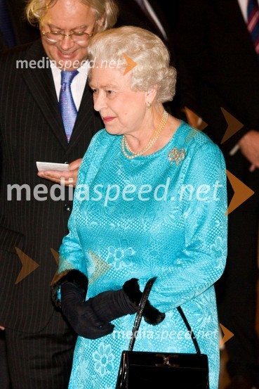 Sprejem kraljice Elizabete II. in vojvode Edinburške v Grand Hotelu UnionObisk kraljice Elizabete II. in vojvode Edinburškega v Sloveniji - prvi dan (prihod in sprejem v Grand Hotelu Union)