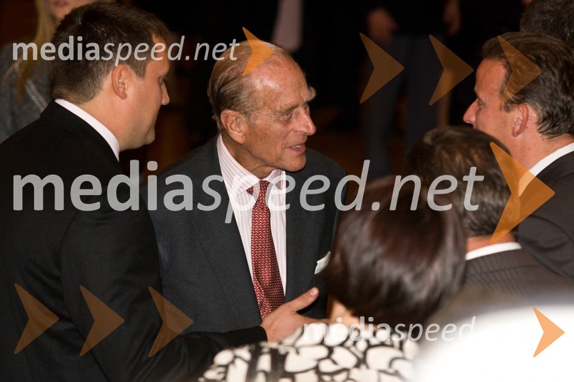 Vojvoda Edinburški (v pogovoru z Bojanom Šrotom, županom Celja in predsednikom SLS)Obisk kraljice Elizabete II. in vojvode Edinburškega v Sloveniji - prvi dan (prihod in sprejem v Grand Hotelu Union)