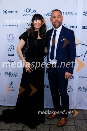  Tina  Fabjan, vodja umetnikov ličenja Max Factor;  ... Patricia Pangeršič je Femme fatal 2021