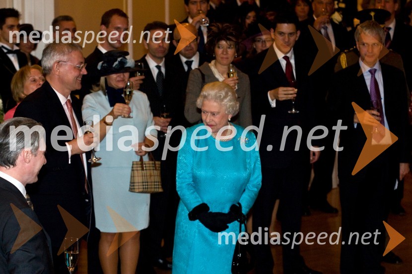 Sprejem kraljice Elizabete II. in vojvode Edinburške v Grand Hotelu UnionObisk kraljice Elizabete II. in vojvode Edinburškega v Sloveniji - prvi dan (prihod in sprejem v Grand Hotelu Union)